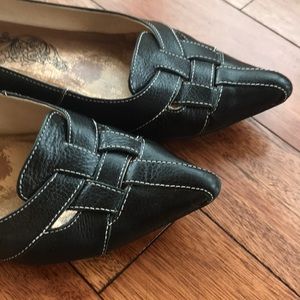 Woven leather kitten heel shoe